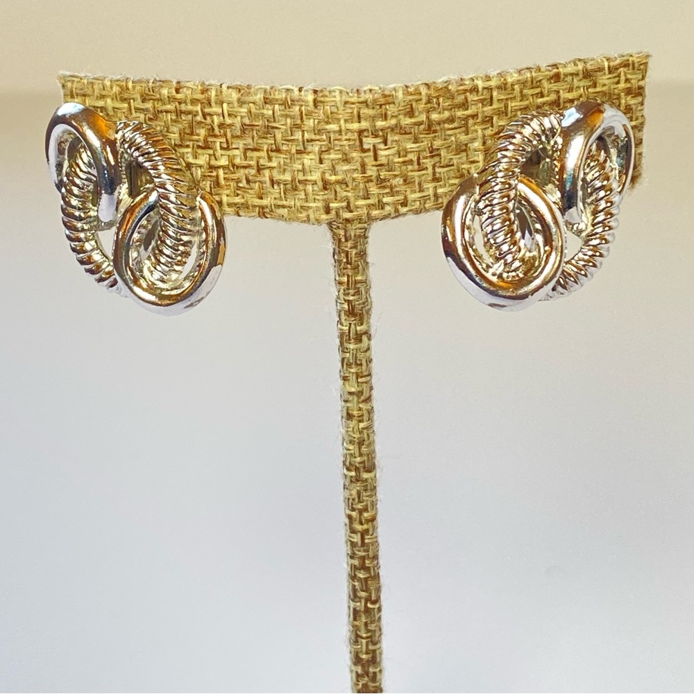 Vintage Crown Trifari Clip On Earrings Retro Silver Tone Ribbed‎ Shiny Knot